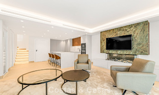 Ruim, eigentijds gerenoveerd herenhuis te koop in een eerstelijnsstrand complex tussen Marbella en Estepona 793062 
