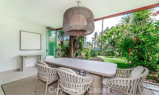 Ruim, eigentijds gerenoveerd herenhuis te koop in een eerstelijnsstrand complex tussen Marbella en Estepona 793063 
