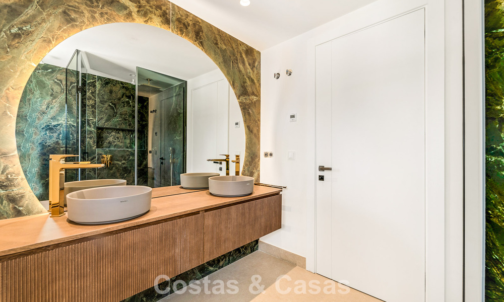 Ruim, eigentijds gerenoveerd herenhuis te koop in een eerstelijnsstrand complex tussen Marbella en Estepona 793071