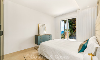 Ruim, eigentijds gerenoveerd herenhuis te koop in een eerstelijnsstrand complex tussen Marbella en Estepona 793072 