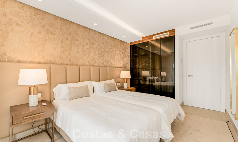 Ruim, eigentijds gerenoveerd herenhuis te koop in een eerstelijnsstrand complex tussen Marbella en Estepona 793076