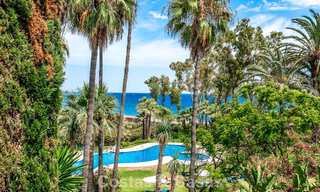 Ruim, eigentijds gerenoveerd herenhuis te koop in een eerstelijnsstrand complex tussen Marbella en Estepona 793077 
