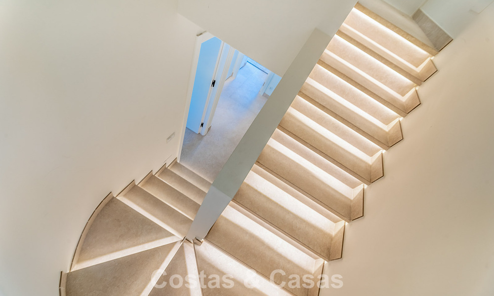 Ruim, eigentijds gerenoveerd herenhuis te koop in een eerstelijnsstrand complex tussen Marbella en Estepona 793080