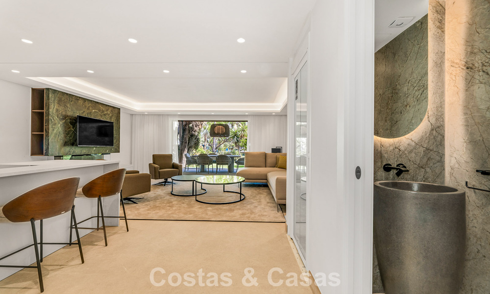 Ruim, eigentijds gerenoveerd herenhuis te koop in een eerstelijnsstrand complex tussen Marbella en Estepona 793081