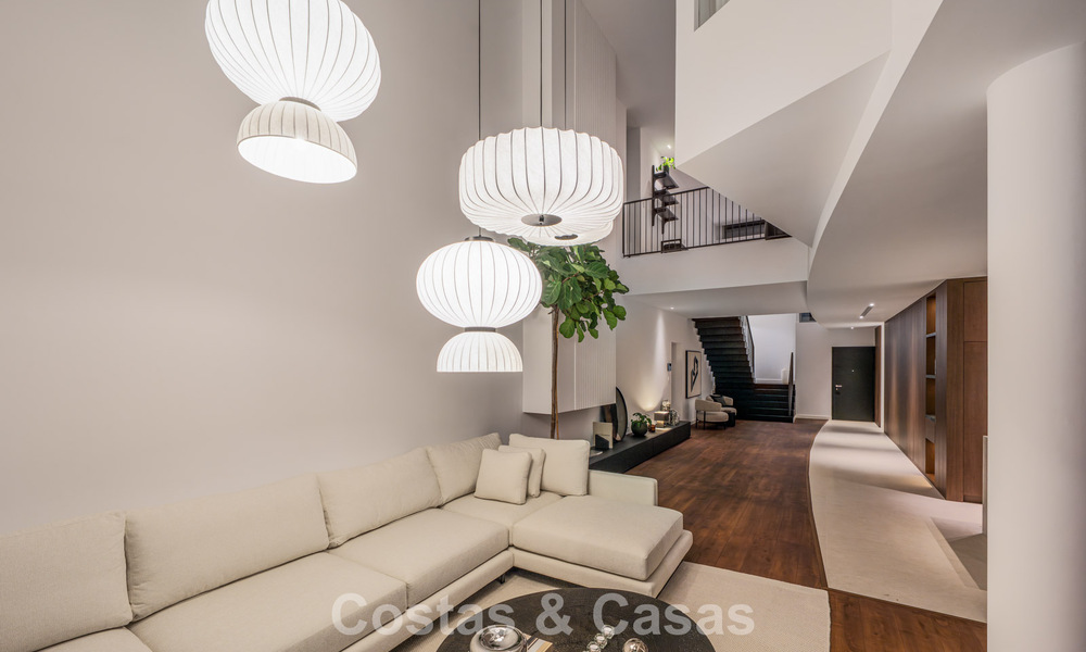 Moderne halfvrijstaande villa te koop met subliem zeezicht in een gated community van Sierra Blanca, Marbella’s Golden Mile 793031