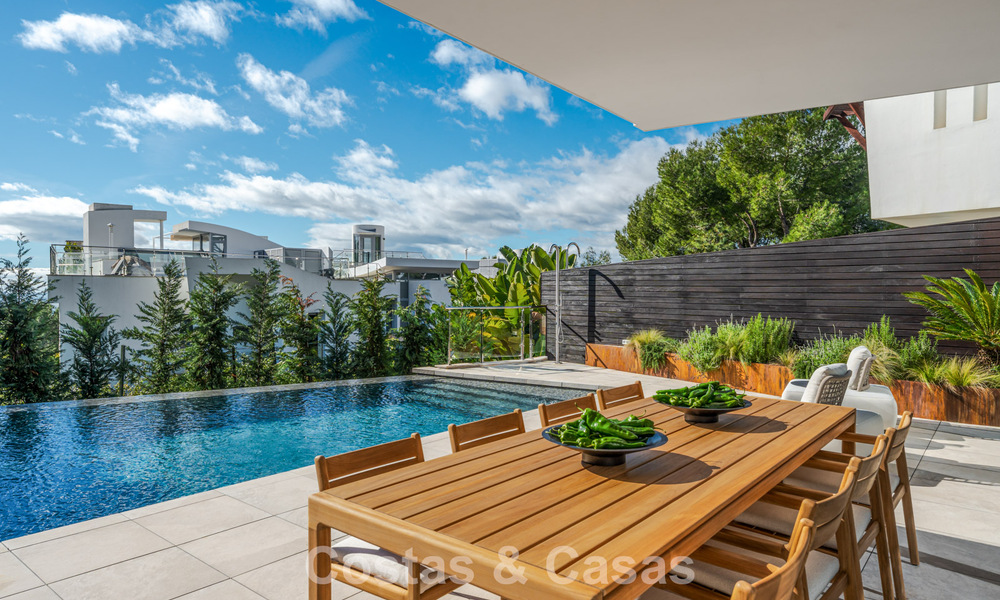 Moderne halfvrijstaande villa te koop met subliem zeezicht in een gated community van Sierra Blanca, Marbella’s Golden Mile 793044