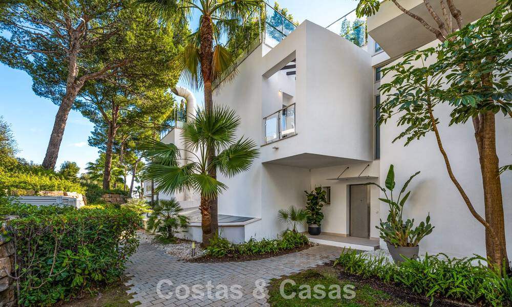 Moderne halfvrijstaande villa te koop met subliem zeezicht in een gated community van Sierra Blanca, Marbella’s Golden Mile 793051