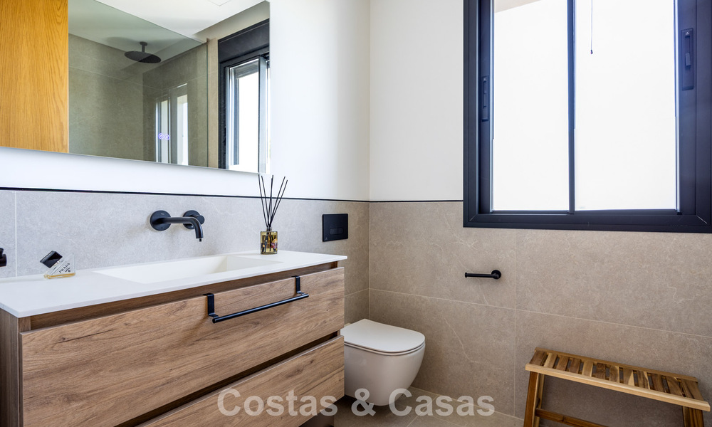 Instapklare, eigentijds-mediterrane villa met onverstoord, panoramisch zeezicht te koop in Benahavis - Marbella 793407