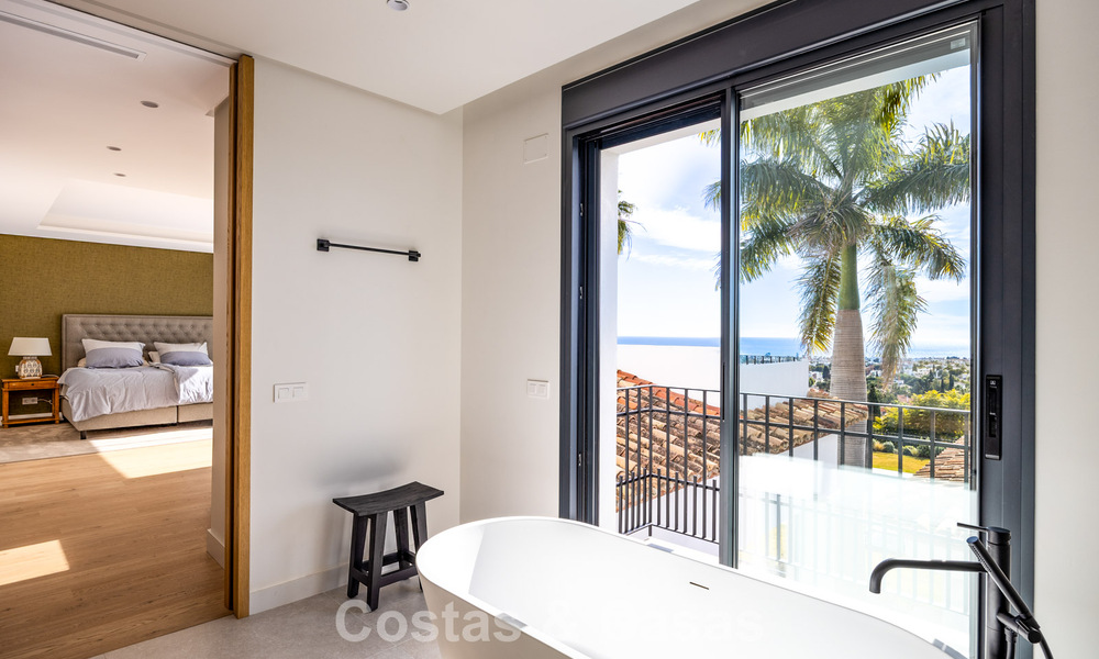 Instapklare, eigentijds-mediterrane villa met onverstoord, panoramisch zeezicht te koop in Benahavis - Marbella 793414