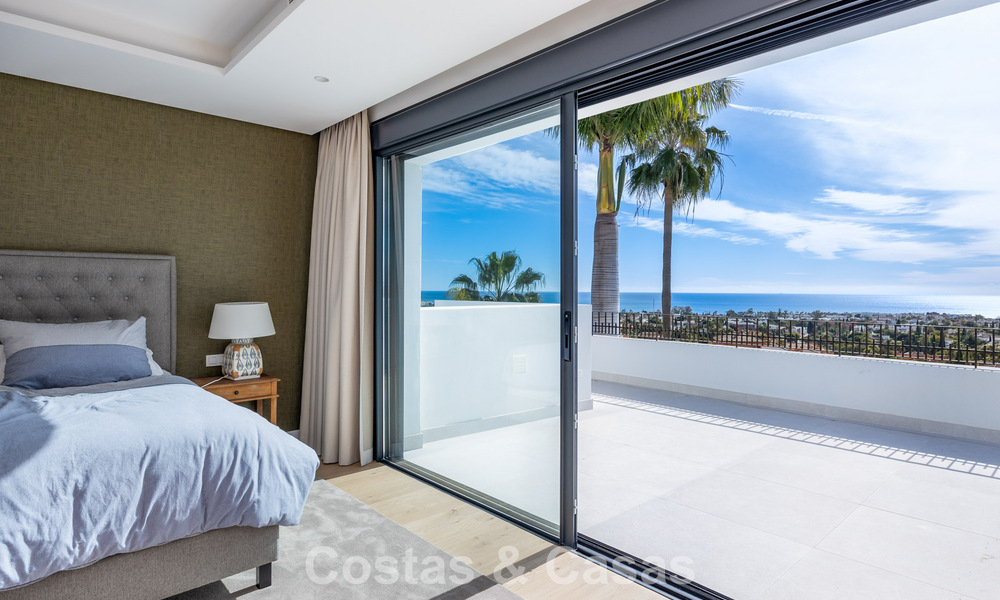 Instapklare, eigentijds-mediterrane villa met onverstoord, panoramisch zeezicht te koop in Benahavis - Marbella 793416