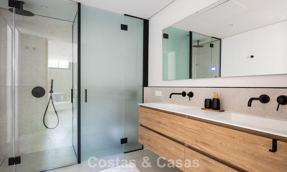 Instapklare, eigentijds-mediterrane villa met onverstoord, panoramisch zeezicht te koop in Benahavis - Marbella 793420