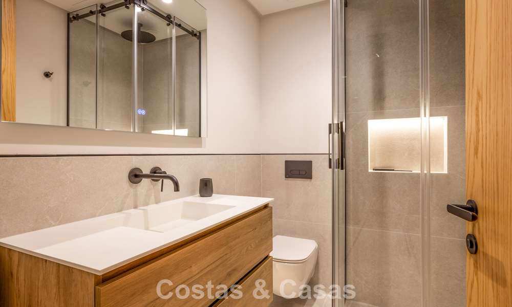 Instapklare, eigentijds-mediterrane villa met onverstoord, panoramisch zeezicht te koop in Benahavis - Marbella 793425