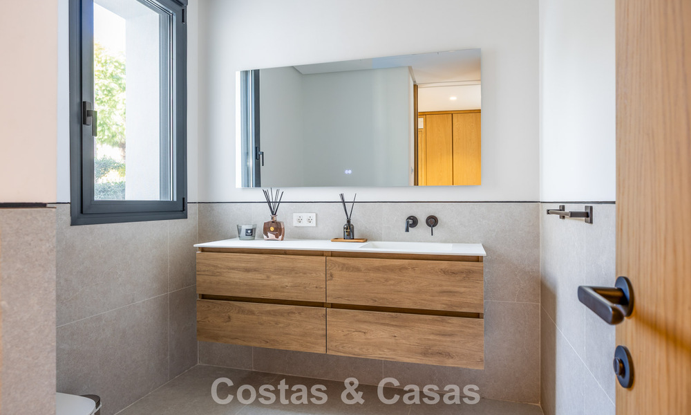 Instapklare, eigentijds-mediterrane villa met onverstoord, panoramisch zeezicht te koop in Benahavis - Marbella 793429