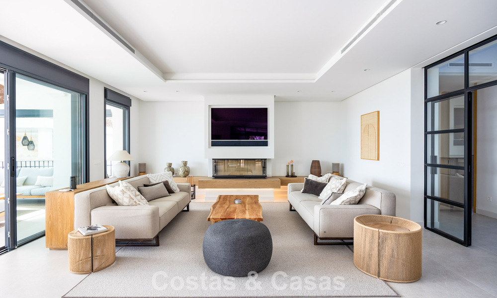 Instapklare, eigentijds-mediterrane villa met onverstoord, panoramisch zeezicht te koop in Benahavis - Marbella 793439