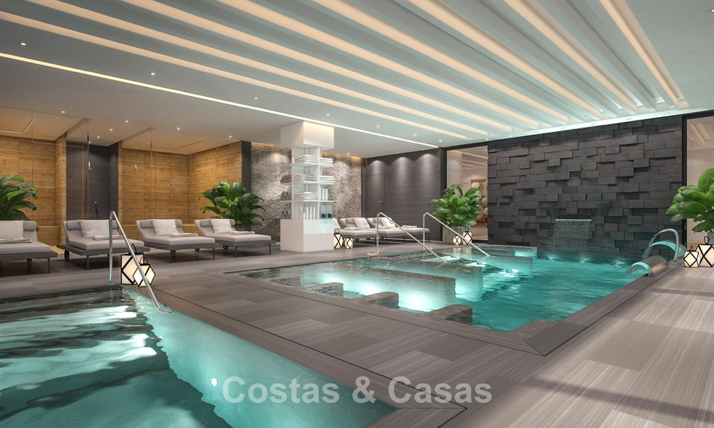 Instapklare, moderne, eerstelijnsstrand luxe rijwoning te koop met frontaal zeezicht, op wandelafstand van het centrum van Estepona 793209