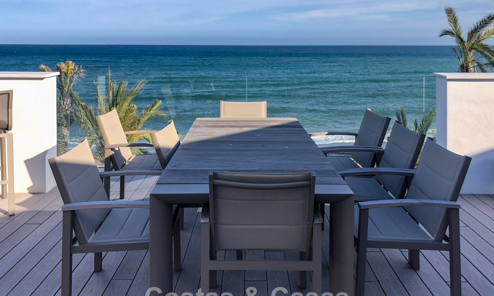 Instapklare, moderne, eerstelijnsstrand luxe rijwoning te koop met frontaal zeezicht, op wandelafstand van het centrum van Estepona 793214