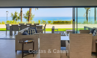Instapklare, moderne, eerstelijnsstrand luxe rijwoning te koop met frontaal zeezicht, op wandelafstand van het centrum van Estepona 793216 