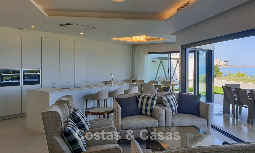 Instapklare, moderne, eerstelijnsstrand luxe rijwoning te koop met frontaal zeezicht, op wandelafstand van het centrum van Estepona 793218