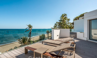 Instapklare, moderne, eerstelijnsstrand luxe rijwoning te koop met frontaal zeezicht, op wandelafstand van het centrum van Estepona 793225 