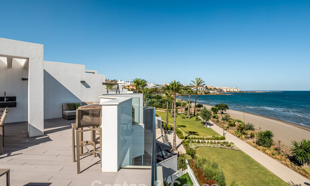 Instapklare, moderne, eerstelijnsstrand luxe rijwoning te koop met frontaal zeezicht, op wandelafstand van het centrum van Estepona 793228