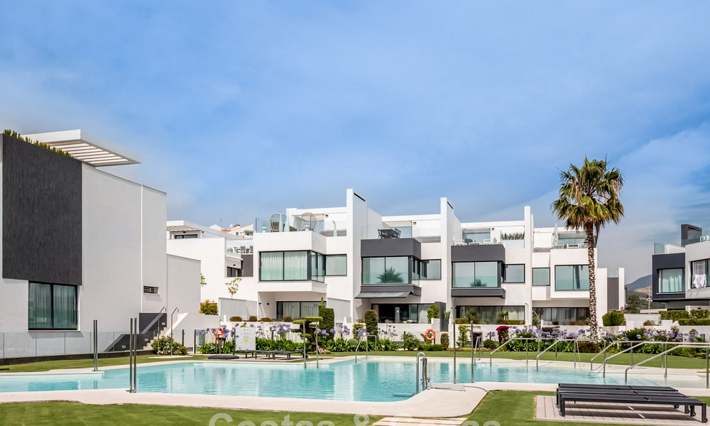 Instapklare, moderne, eerstelijnsstrand luxe rijwoning te koop met frontaal zeezicht, op wandelafstand van het centrum van Estepona 793229