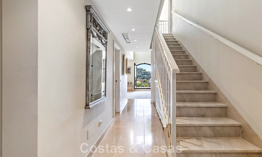 Prachtig rijhuis met panoramisch uitzicht te koop en ruime tuin in een gezochte gated golfurbanisatie in Benahavis - Marbella 793678