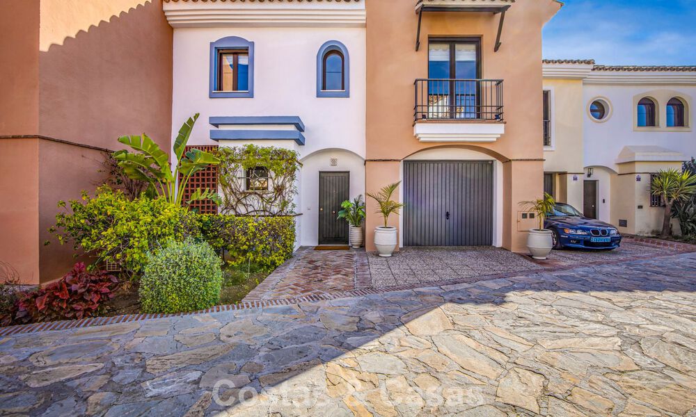 Prachtig rijhuis met panoramisch uitzicht te koop en ruime tuin in een gezochte gated golfurbanisatie in Benahavis - Marbella 793679