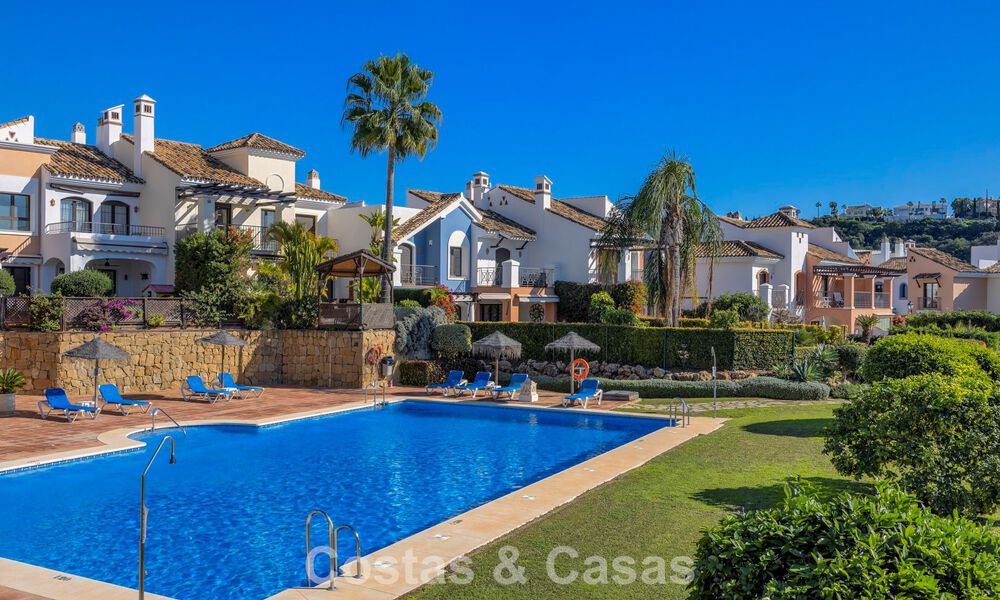 Prachtig rijhuis met panoramisch uitzicht te koop en ruime tuin in een gezochte gated golfurbanisatie in Benahavis - Marbella 793680