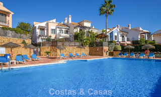 Prachtig rijhuis met panoramisch uitzicht te koop en ruime tuin in een gezochte gated golfurbanisatie in Benahavis - Marbella 793681 