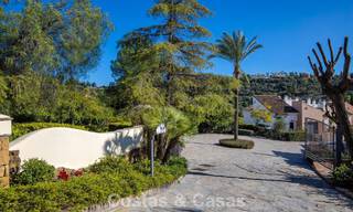 Prachtig rijhuis met panoramisch uitzicht te koop en ruime tuin in een gezochte gated golfurbanisatie in Benahavis - Marbella 793682 