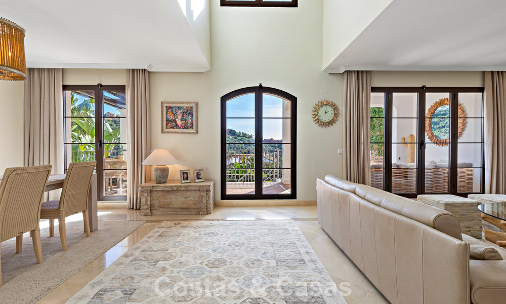 Prachtig rijhuis met panoramisch uitzicht te koop en ruime tuin in een gezochte gated golfurbanisatie in Benahavis - Marbella 793683