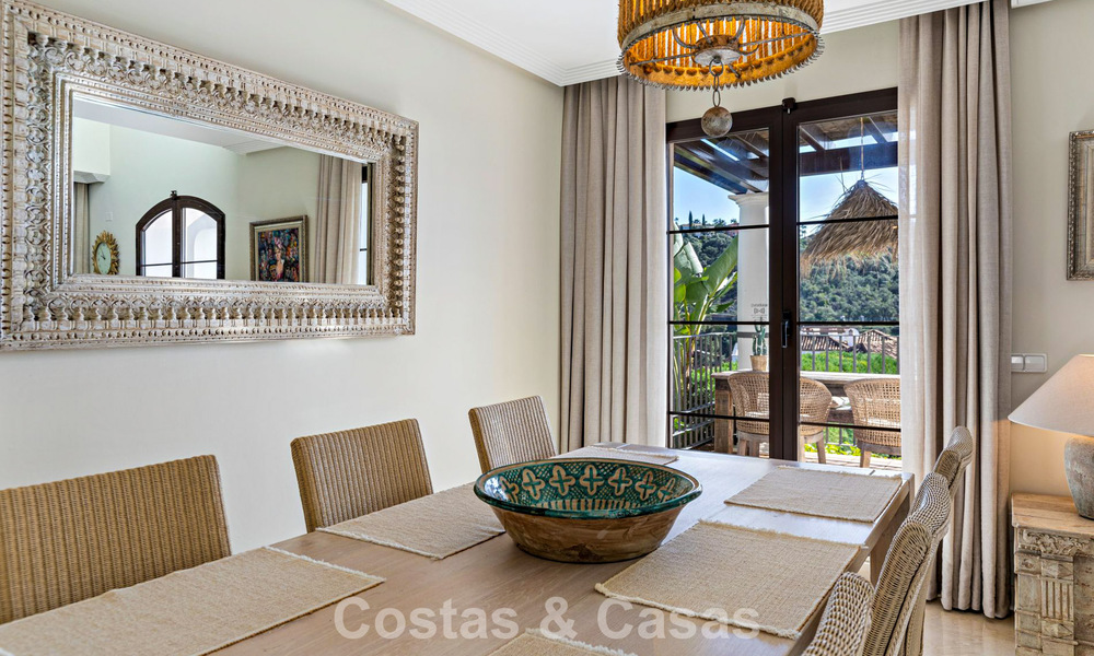Prachtig rijhuis met panoramisch uitzicht te koop en ruime tuin in een gezochte gated golfurbanisatie in Benahavis - Marbella 793684