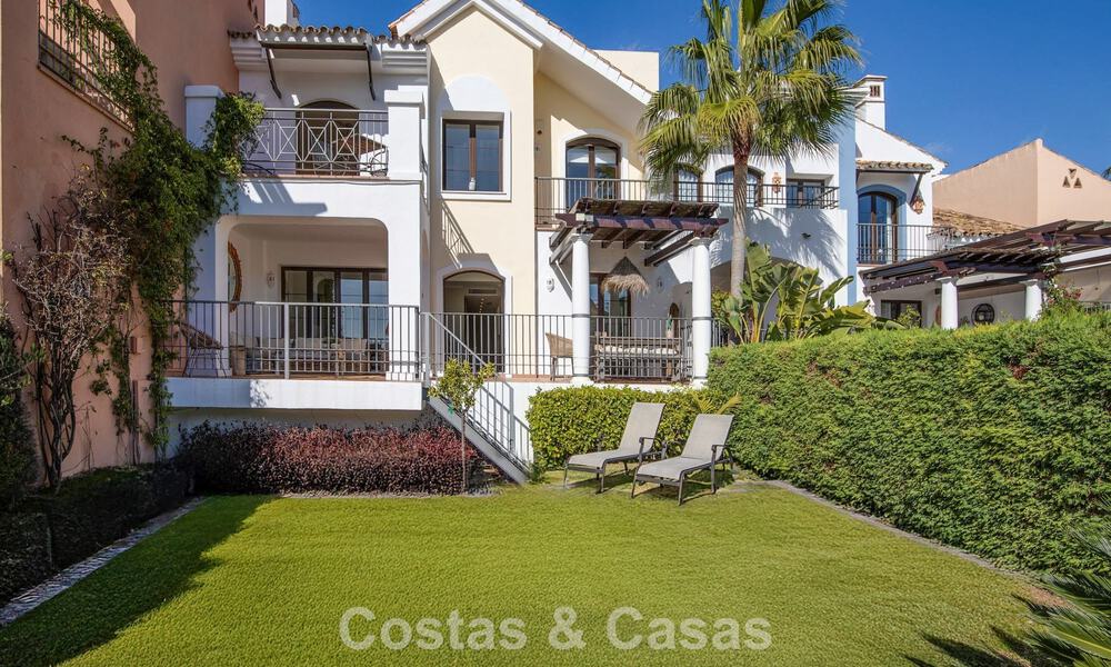 Prachtig rijhuis met panoramisch uitzicht te koop en ruime tuin in een gezochte gated golfurbanisatie in Benahavis - Marbella 793686