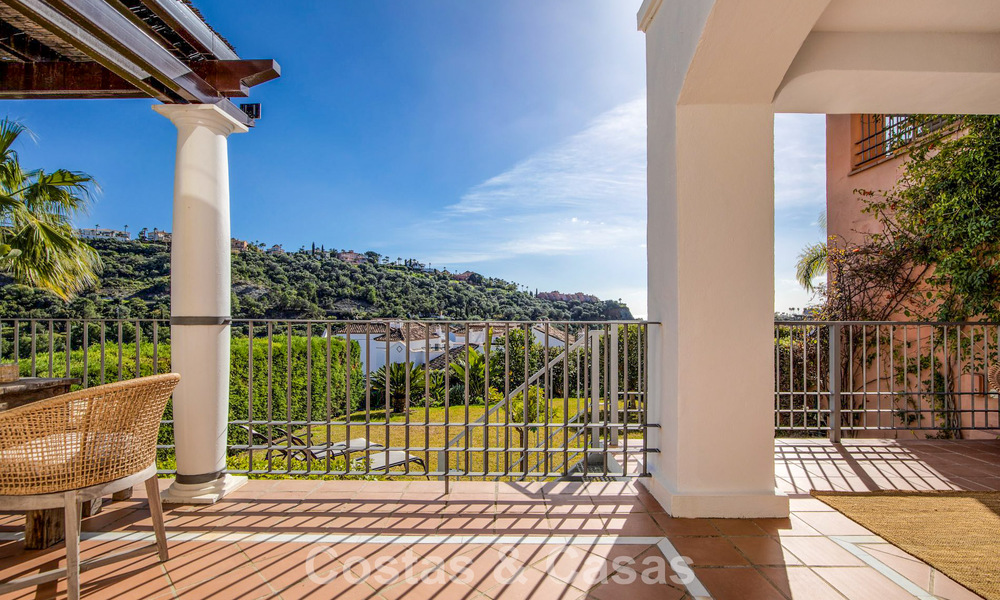 Prachtig rijhuis met panoramisch uitzicht te koop en ruime tuin in een gezochte gated golfurbanisatie in Benahavis - Marbella 793691