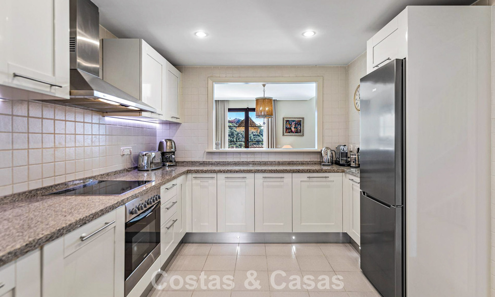 Prachtig rijhuis met panoramisch uitzicht te koop en ruime tuin in een gezochte gated golfurbanisatie in Benahavis - Marbella 793697