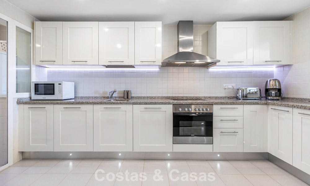 Prachtig rijhuis met panoramisch uitzicht te koop en ruime tuin in een gezochte gated golfurbanisatie in Benahavis - Marbella 793698