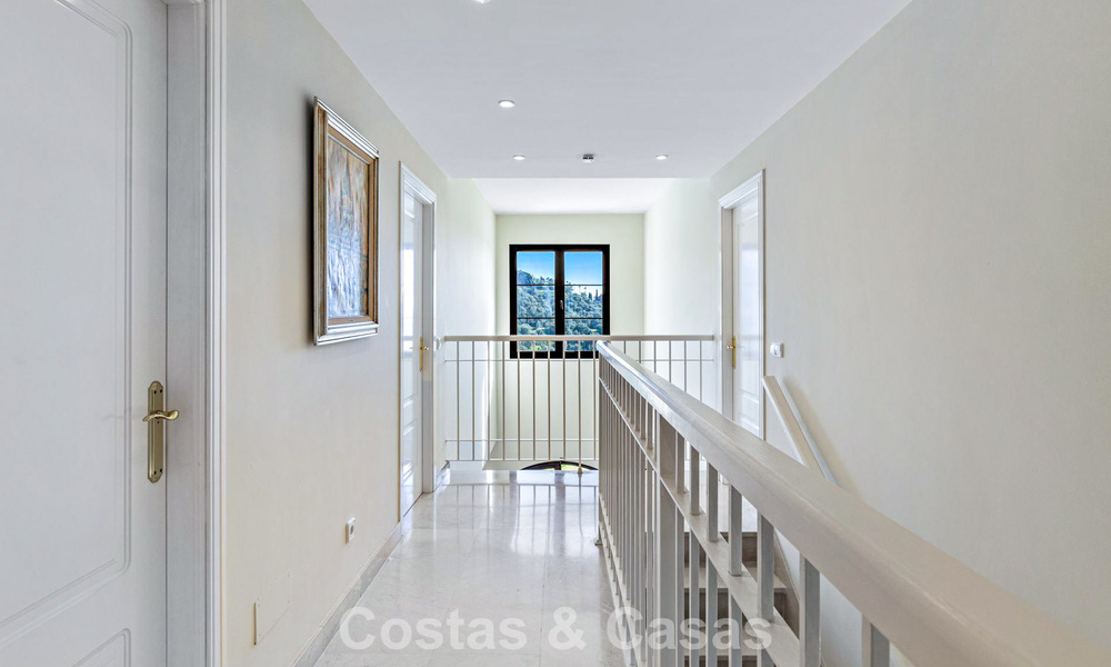 Prachtig rijhuis met panoramisch uitzicht te koop en ruime tuin in een gezochte gated golfurbanisatie in Benahavis - Marbella 793702