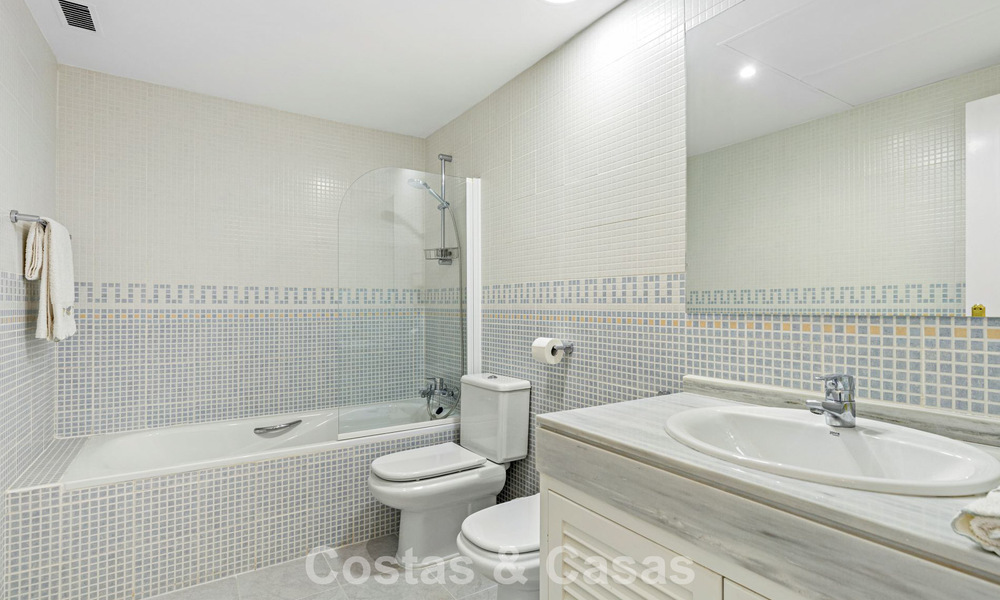 Prachtig rijhuis met panoramisch uitzicht te koop en ruime tuin in een gezochte gated golfurbanisatie in Benahavis - Marbella 793712