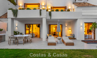 Elegant duplex appartement met privétuin te koop, direct aan de golfbaan in Nueva Andalucía, Marbella 793110 