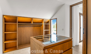 Elegant duplex appartement met privétuin te koop, direct aan de golfbaan in Nueva Andalucía, Marbella 793111 