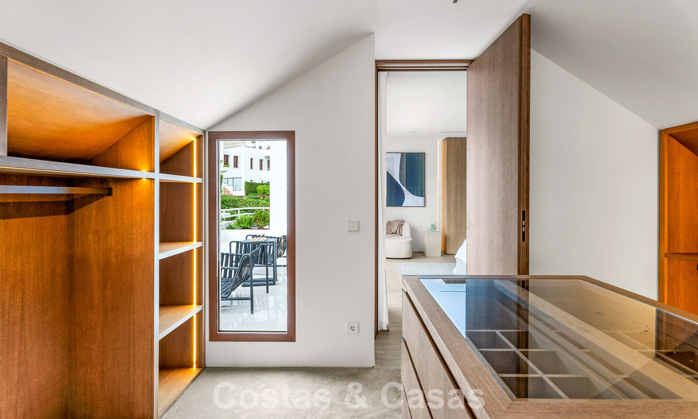 Elegant duplex appartement met privétuin te koop, direct aan de golfbaan in Nueva Andalucía, Marbella 793112