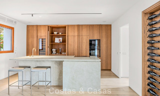 Elegant duplex appartement met privétuin te koop, direct aan de golfbaan in Nueva Andalucía, Marbella 793113 