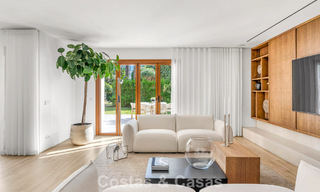 Elegant duplex appartement met privétuin te koop, direct aan de golfbaan in Nueva Andalucía, Marbella 793114 