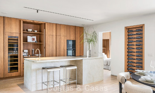 Elegant duplex appartement met privétuin te koop, direct aan de golfbaan in Nueva Andalucía, Marbella 793117 