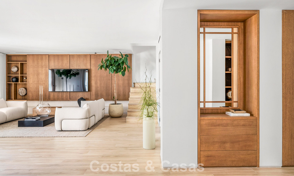 Elegant duplex appartement met privétuin te koop, direct aan de golfbaan in Nueva Andalucía, Marbella 793119