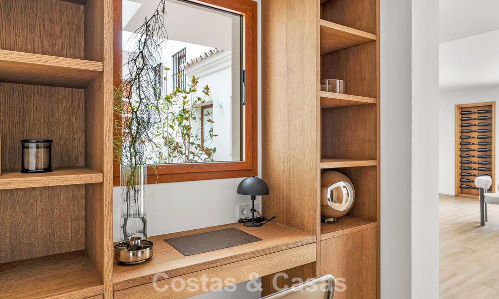 Elegant duplex appartement met privétuin te koop, direct aan de golfbaan in Nueva Andalucía, Marbella 793120