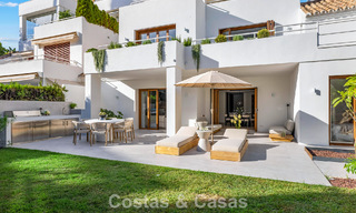 Elegant duplex appartement met privétuin te koop, direct aan de golfbaan in Nueva Andalucía, Marbella 793122 