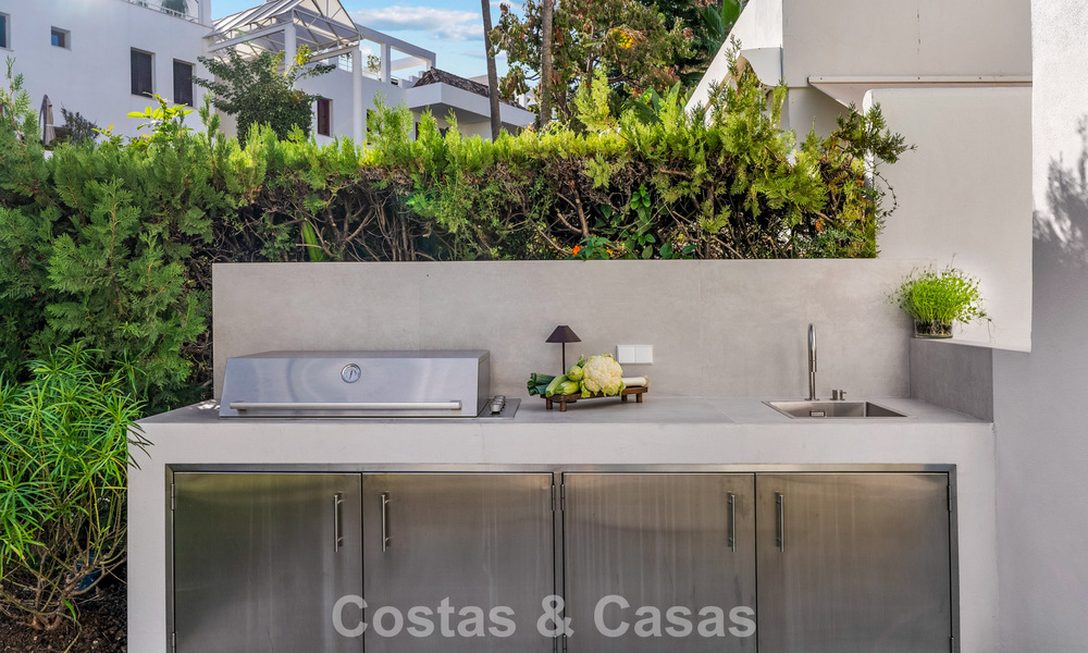 Elegant duplex appartement met privétuin te koop, direct aan de golfbaan in Nueva Andalucía, Marbella 793124