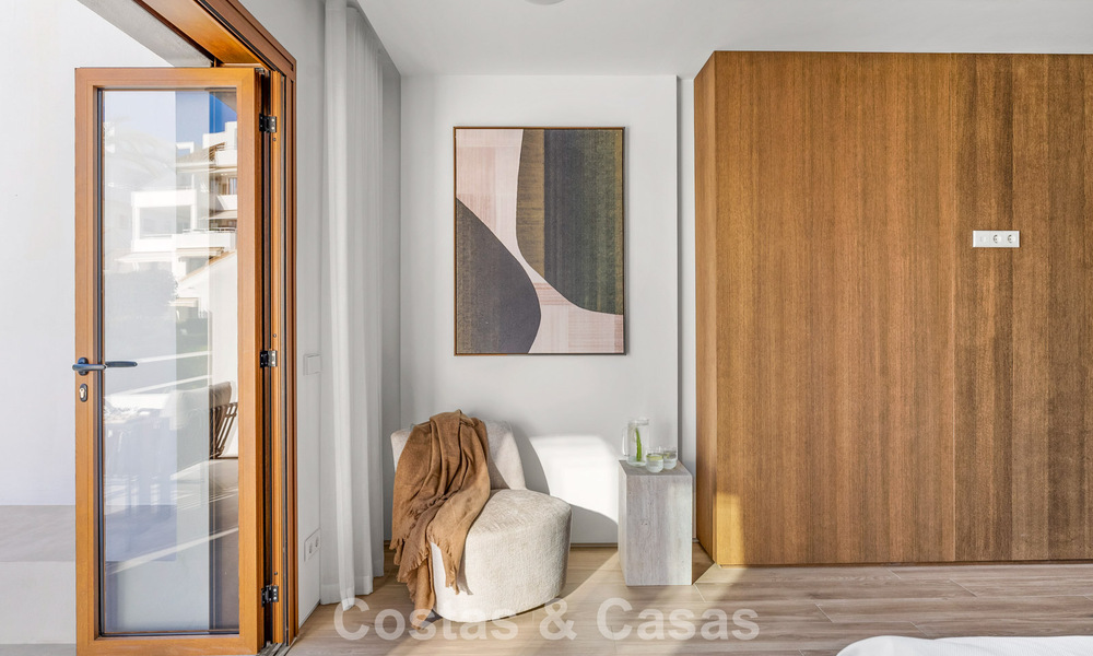 Elegant duplex appartement met privétuin te koop, direct aan de golfbaan in Nueva Andalucía, Marbella 793127