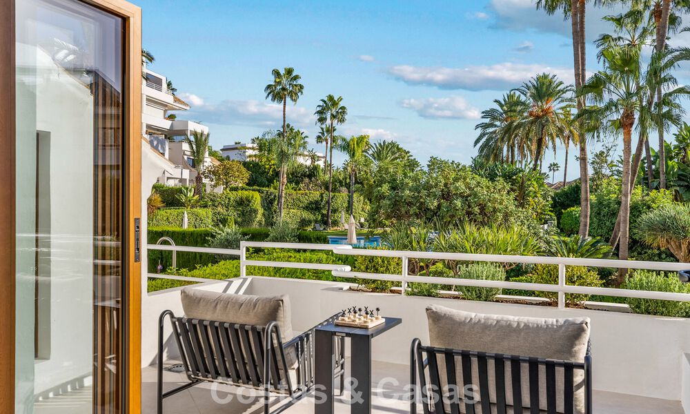 Elegant duplex appartement met privétuin te koop, direct aan de golfbaan in Nueva Andalucía, Marbella 793128